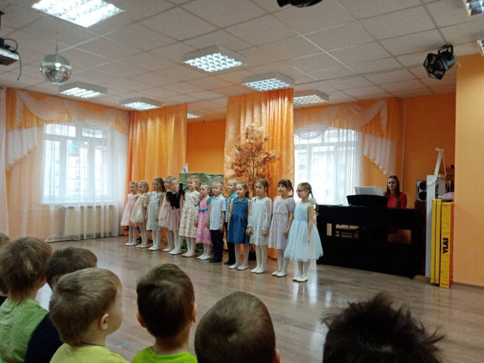 С праздником поздравляем любимых мам! С праздником поздравляем любимых мам!.
